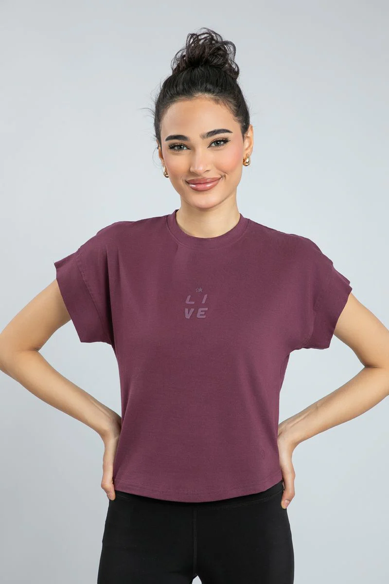 يشيرت رياضي نسائي بأكمام قصيرة وقصّة غير متماثلة - Image 5