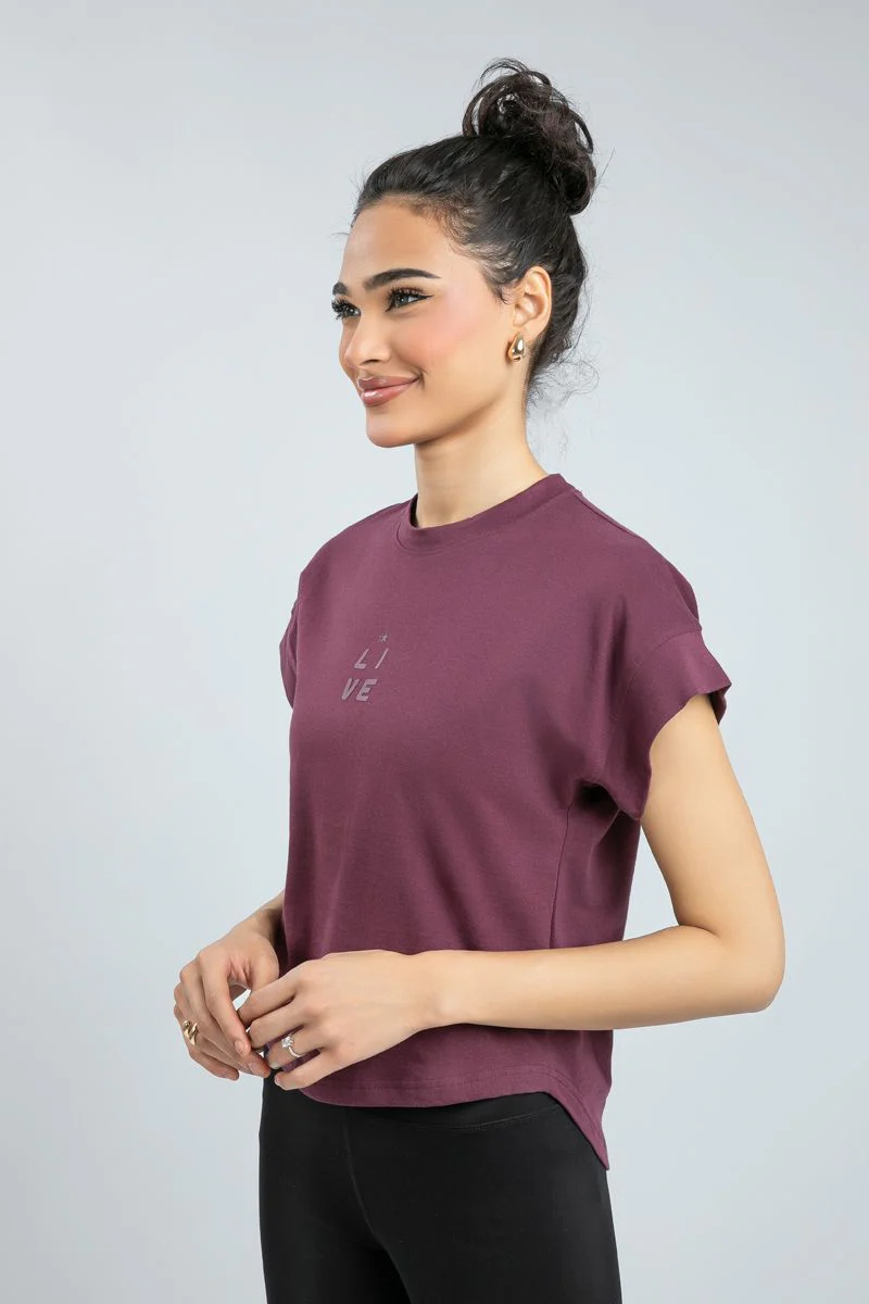 يشيرت رياضي نسائي بأكمام قصيرة وقصّة غير متماثلة - Image 6