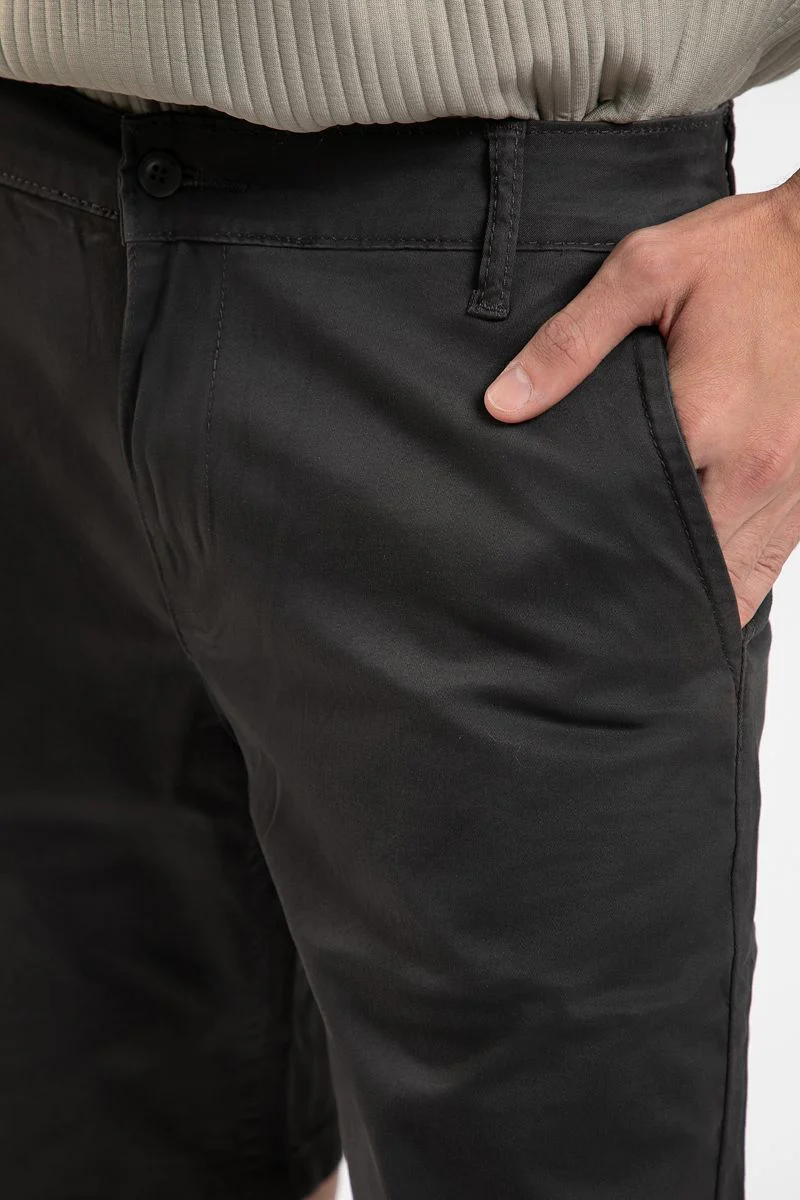 شورت رجالي كلاسيكي بقصة منتظمة ولون سادة - Image 12