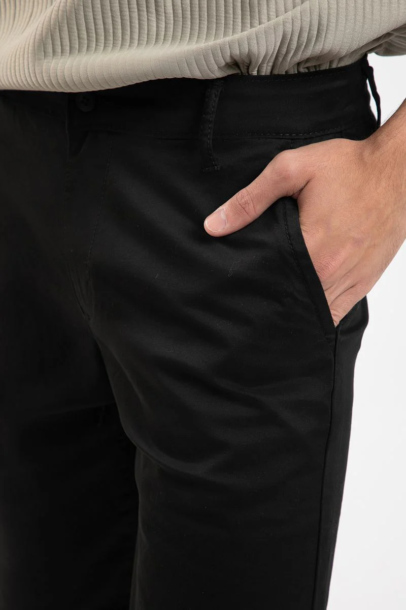شورت رجالي كلاسيكي بقصة منتظمة ولون سادة - Image 8