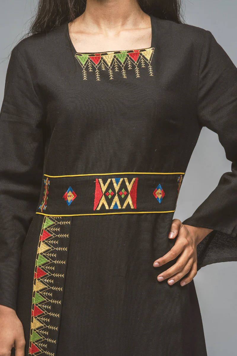 فستان ماكسي بياقة مربعة وتطريز - Image 4