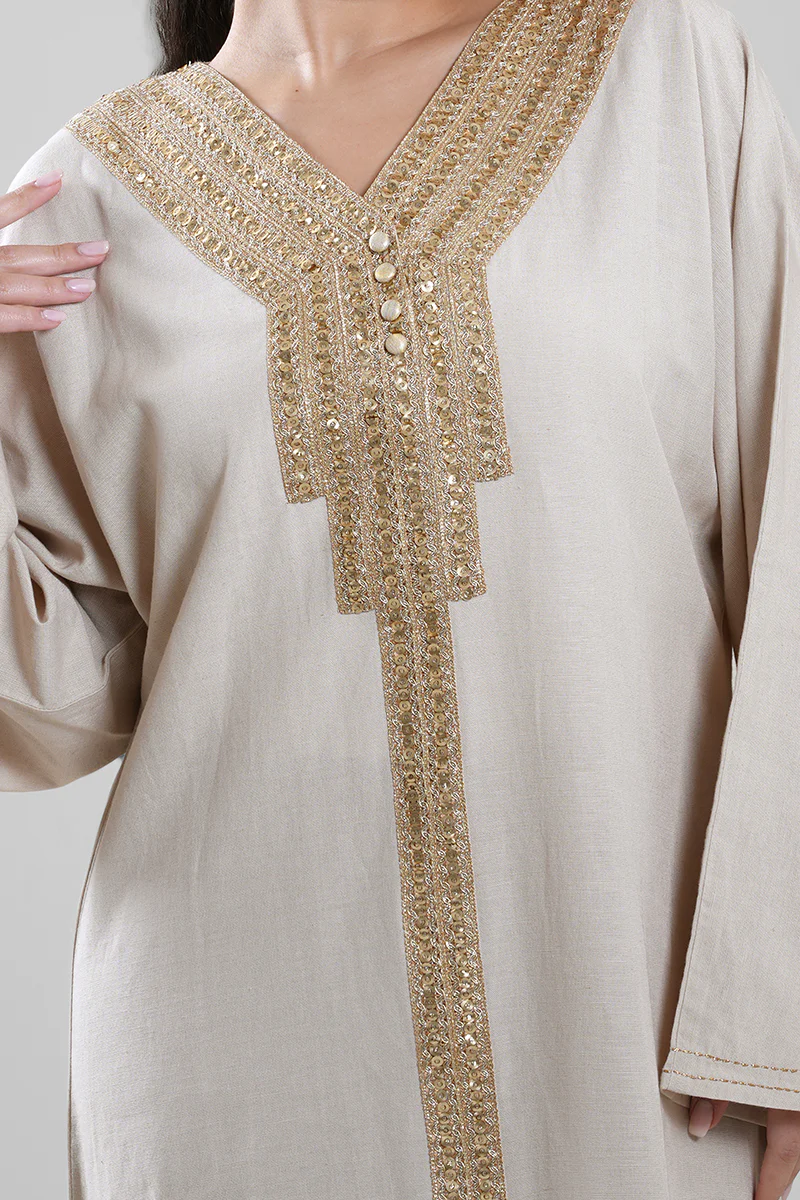 فستان نسائي طويل بتفاصيل مزخرفة - Image 4