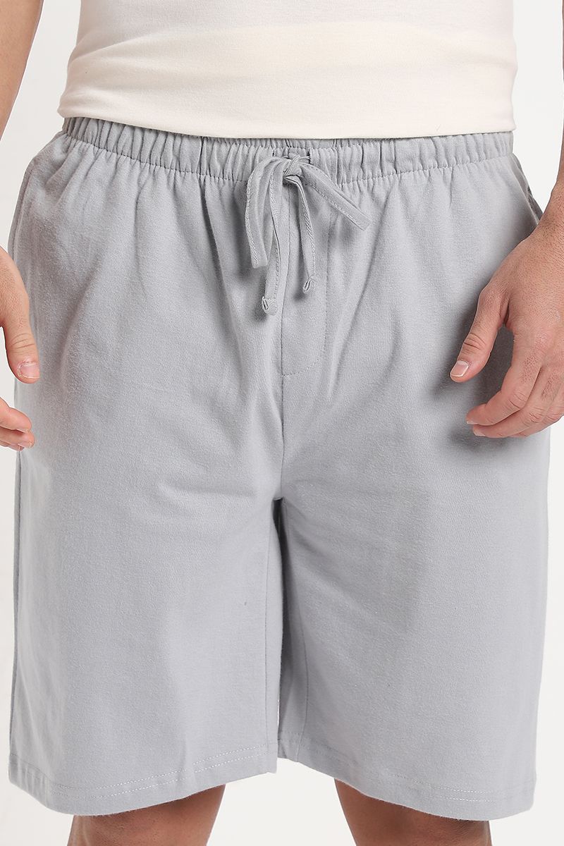 طقم بيجاما رجالي مكون من قطعتين – تيشيرت بطبعة أمامية وشورت بلون سادة - Image 4