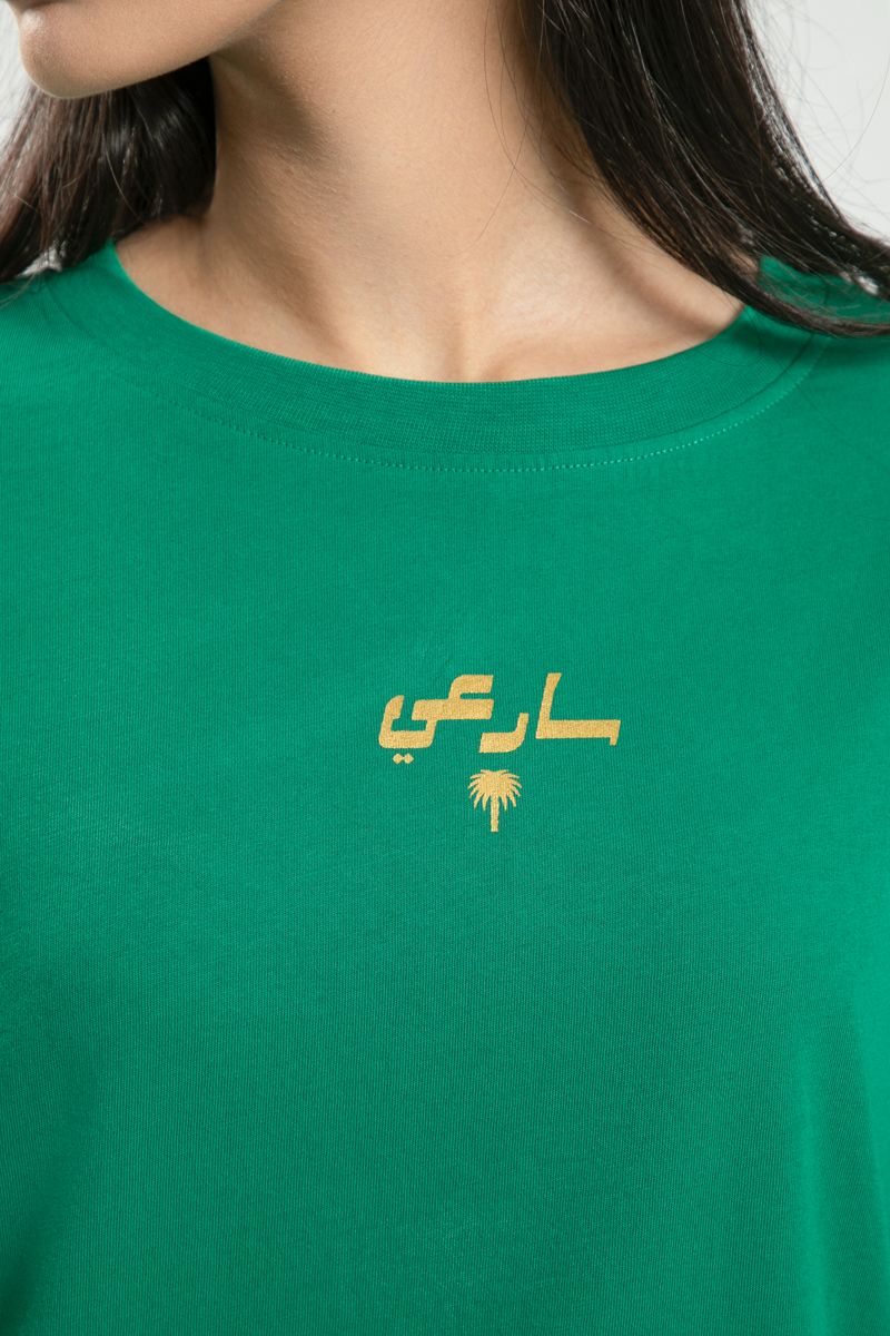 تيشيرت نسائي بأكمام قصيرة – طبعة أمامية بتصميم مستوحى من روح السعودية - Image 4