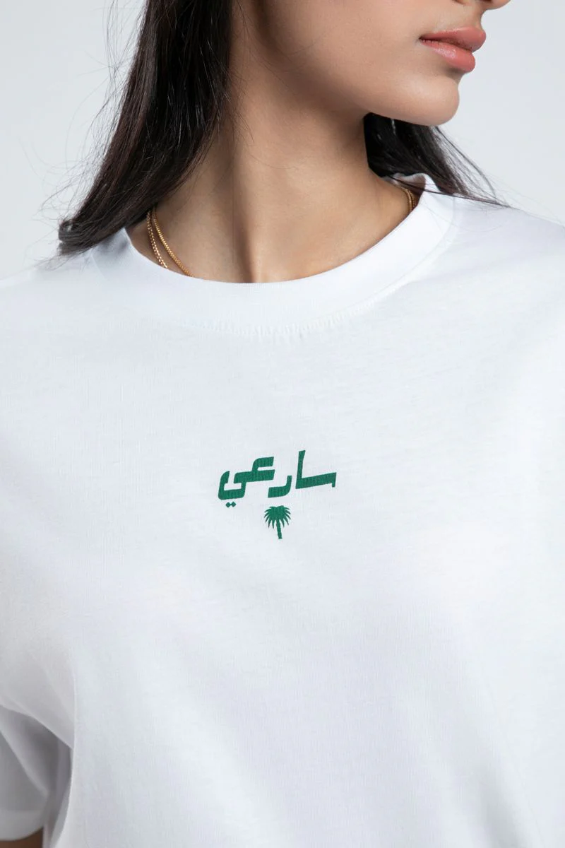 تيشيرت نسائي بأكمام قصيرة – طبعة أمامية بتصميم مستوحى من روح السعودية - Image 8