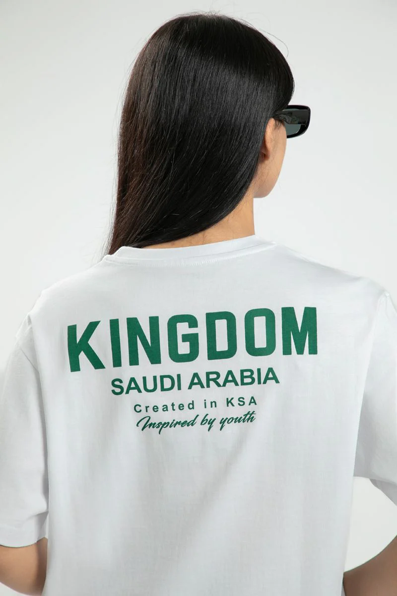 تيشيرت مستدام للجنسين بطبعات مستوحاة من روح السعودية - Image 12