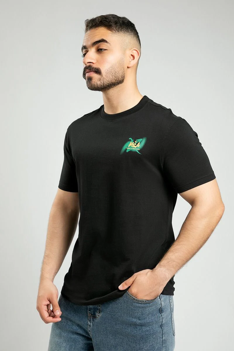 تيشيرت مستدام للجنسين بطبعات مستوحاة من روح السعودية - Image 6
