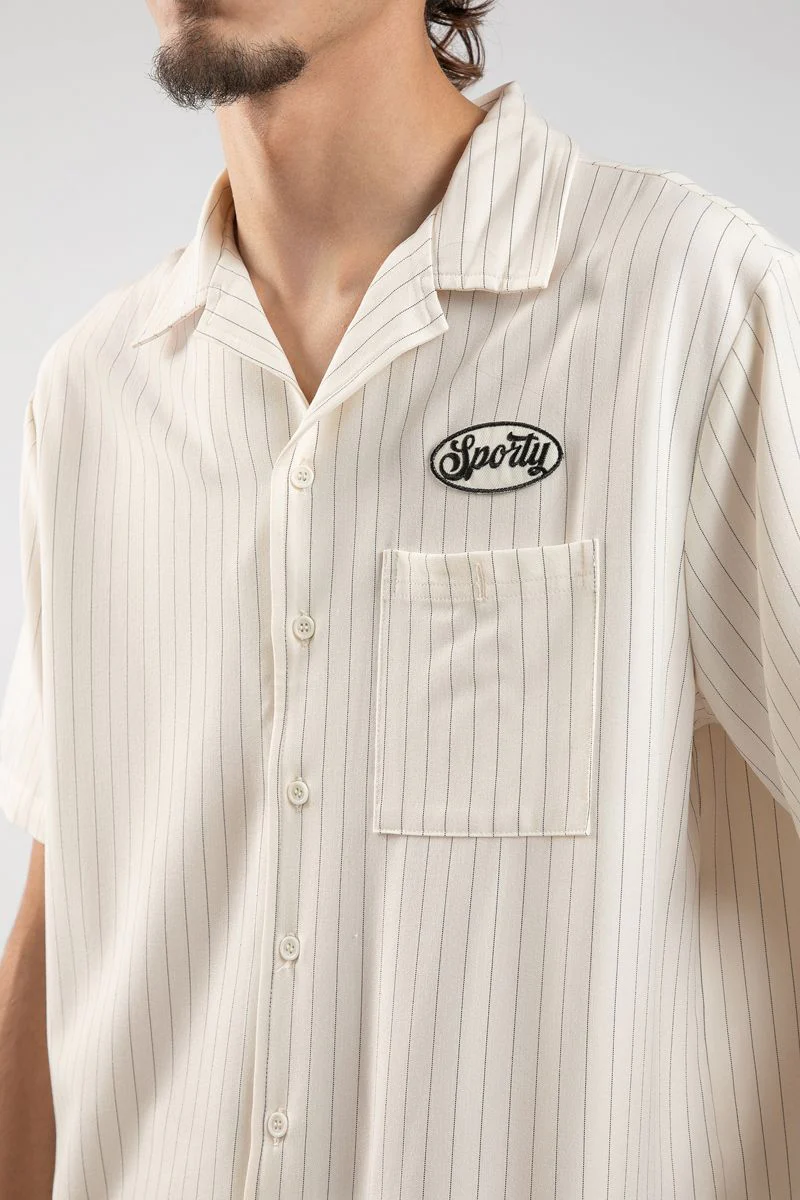 قميص رجالي قصير الأكمام مخطط بأسلوب Varsity مع رقعة تطريز أمامية - Image 4
