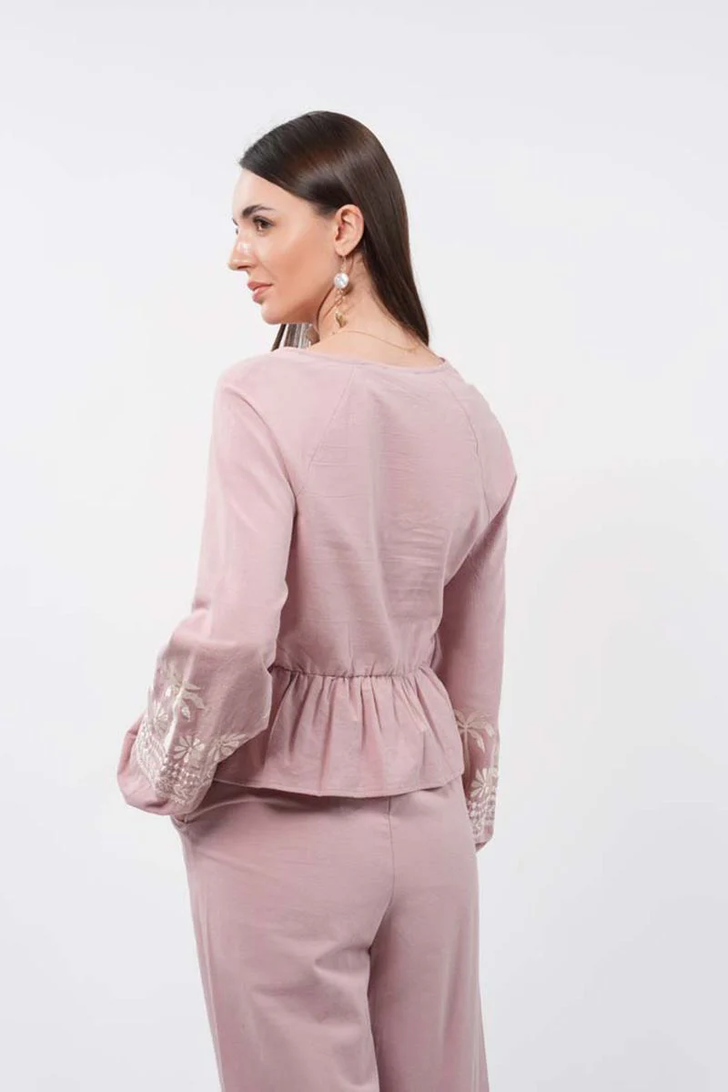 بلوزة نسائية بتطريز على الأكمام - Image 7