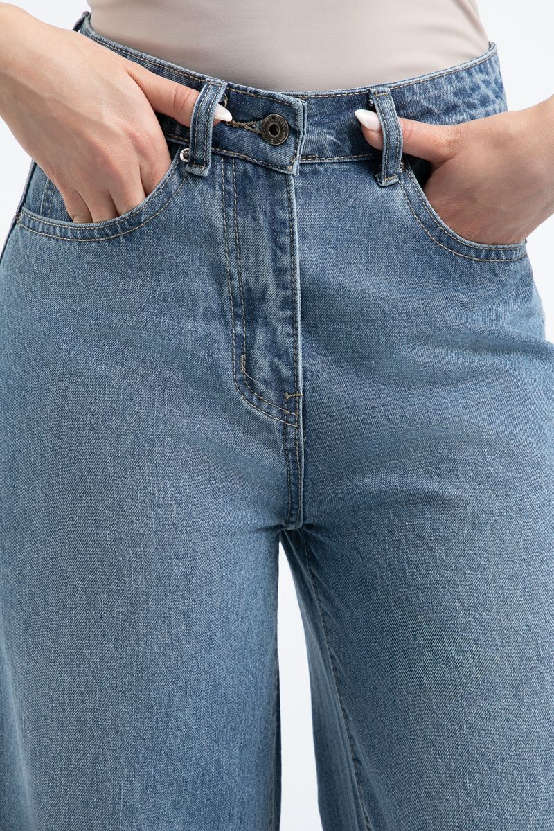 بنطلون جينز نسائي – بتصميم أرجل واسعة، لون موحد، حواف غير مكتملة - Image 4